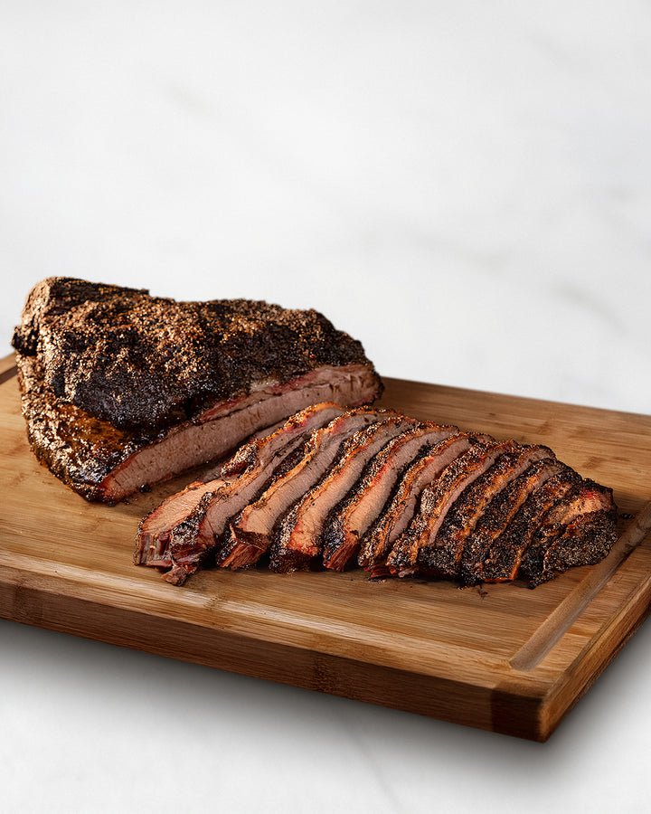 Zartes, fertig gesmoktes Wagyu Brisket – perfekt gegart mit kräftiger Rauchnote und feiner Marmorierung. Unser Premium-Brisket vereint saftige Textur mit intensivem BBQ-Aroma. Ideal für echte Grillfans und BBQ-Liebhaber, die höchsten Genuss schätzen. Direkt servierfertig – nur noch erwärmen und genießen!
