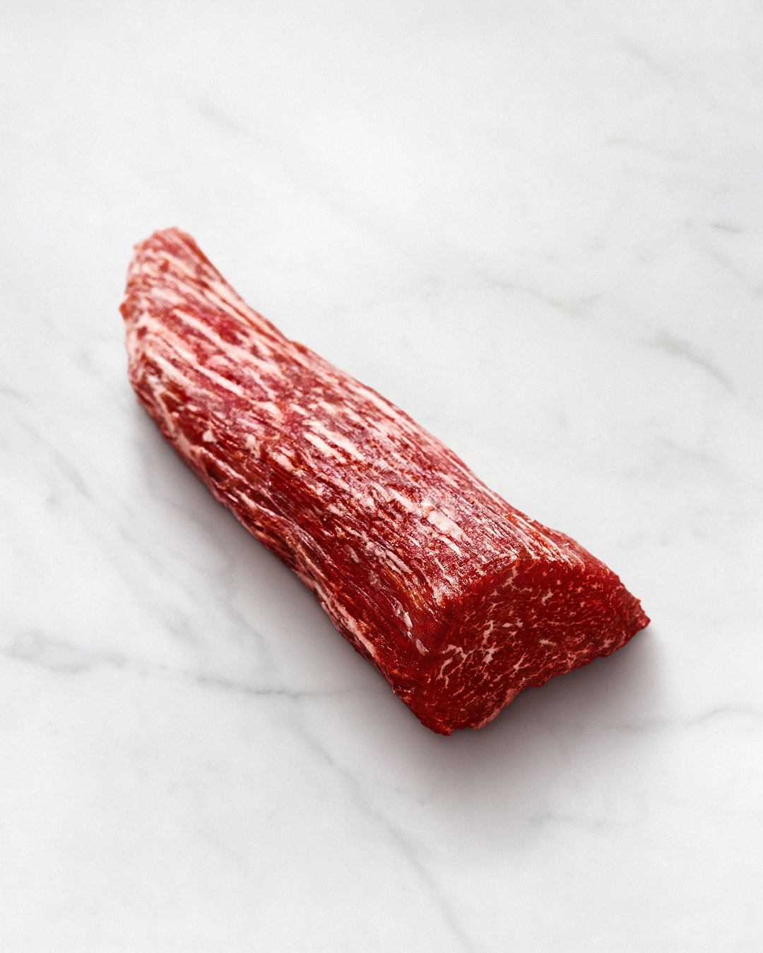 Wagyu Filetspitze auf weißem Hintergrund, Kobe-Filet, roh, marmoriert