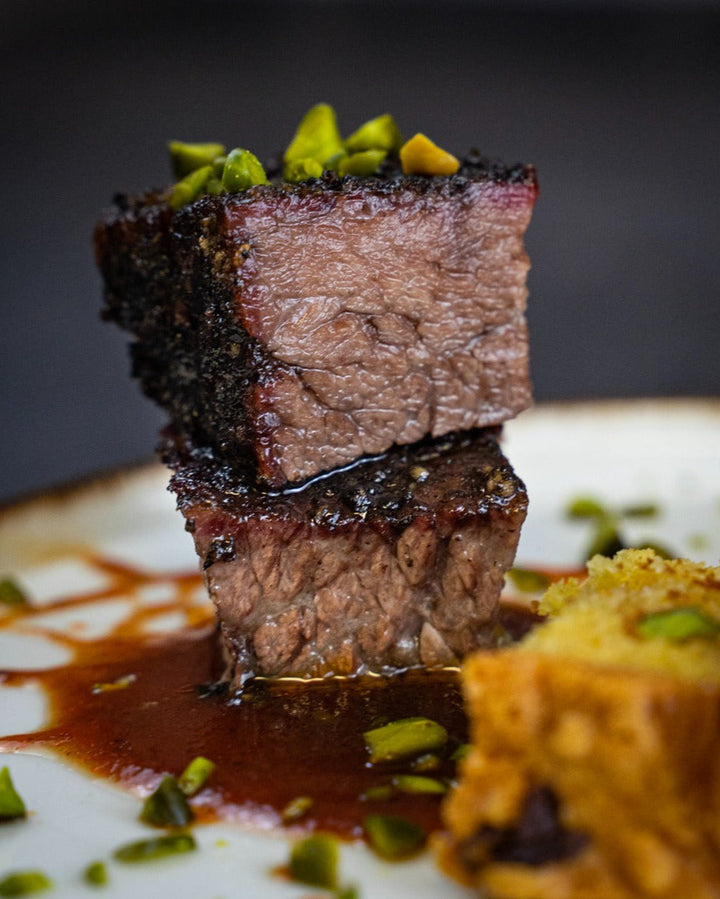 bestes-fleisch-der-welt, Short Rib Bone In serviert, Querrippe anrichten, Beilagen, Wagyu Sauerland near me, Recipe, Wagyu Short Ribs aufgeschnitten auf einem Teller, roh, Plate Short Ribs und Chuck Short Ribs