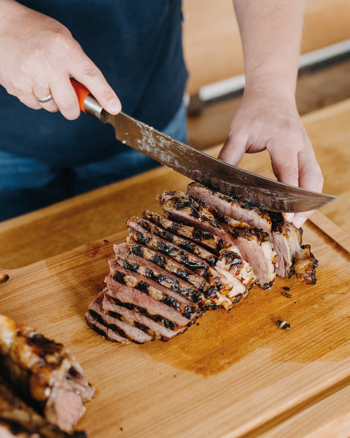 Tomahawk-Fleisch schneiden, anrichten, Fleisch fällt vom Knochen