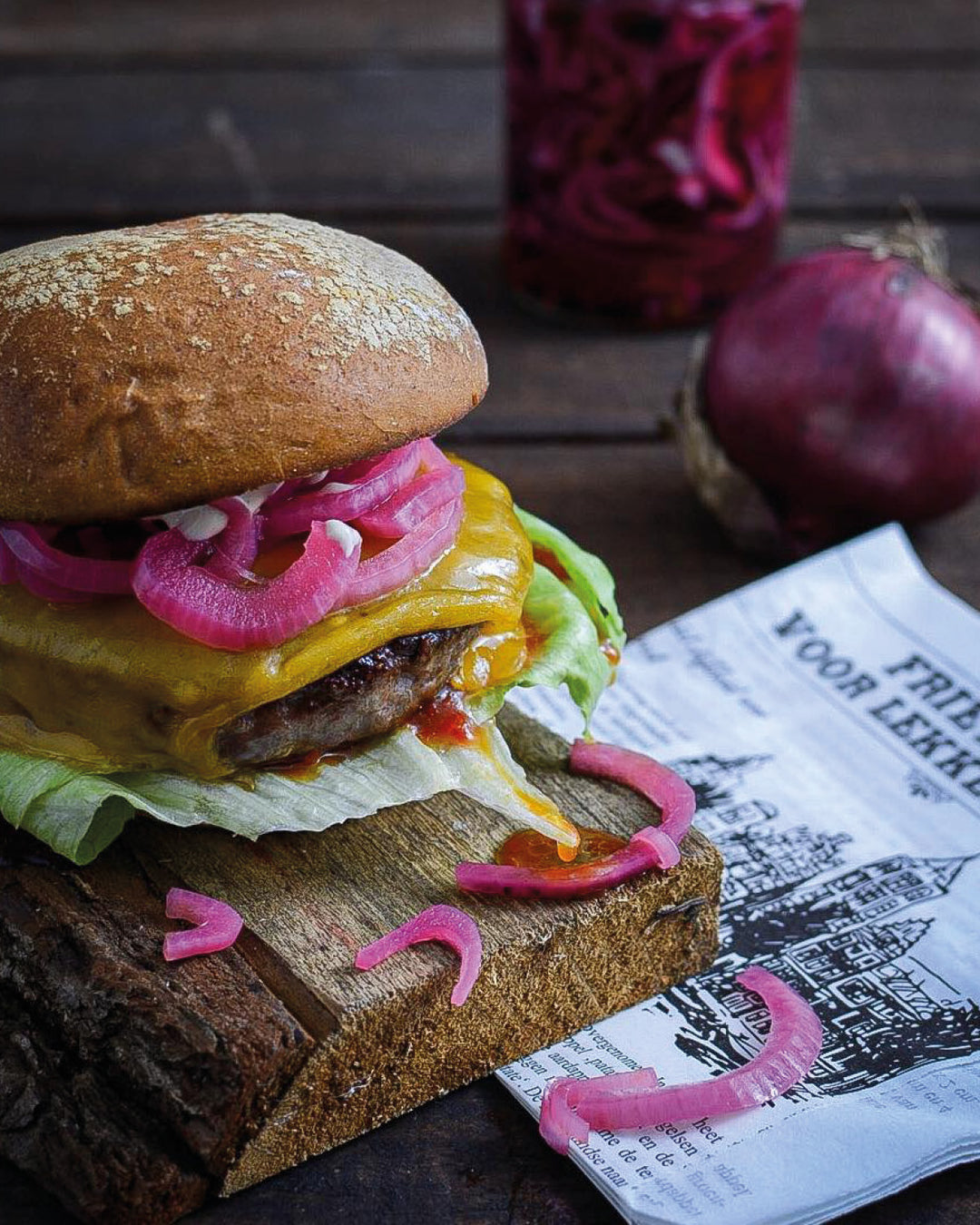 börger-beste, Burger Zubereitung, Wagyu Burger Patty angebraten mit Zwiebeln, Burger Set mit Wagyu-Patties, Burger Set bestellen, Gourmet Wagyu Burger, fertiger Wagyu Burger auf Holzscheibe
