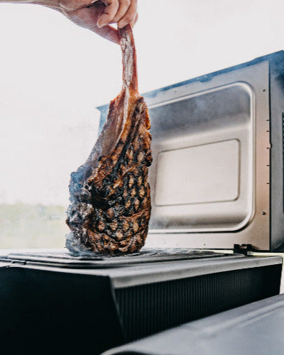 Tomahawk auf dem Grill angebraten, Zubereitung Tomahawk, Wagyu-Fleisch Rezept