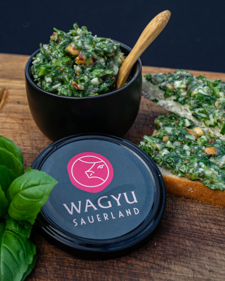 Wagyu-Pesto aus Wagyu-Fett, Rezeptidee und Zubereitungsvorschlag, Pesto mit frischen Kräutern auf Baguette