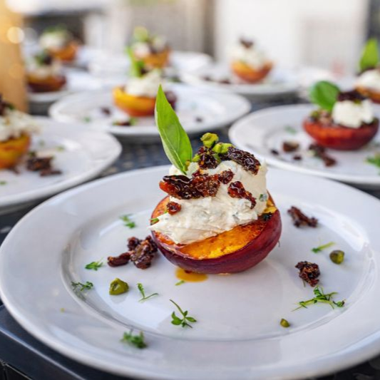 NEKTARINEN MIT KARAMELLISIERTEM BRESAOLA