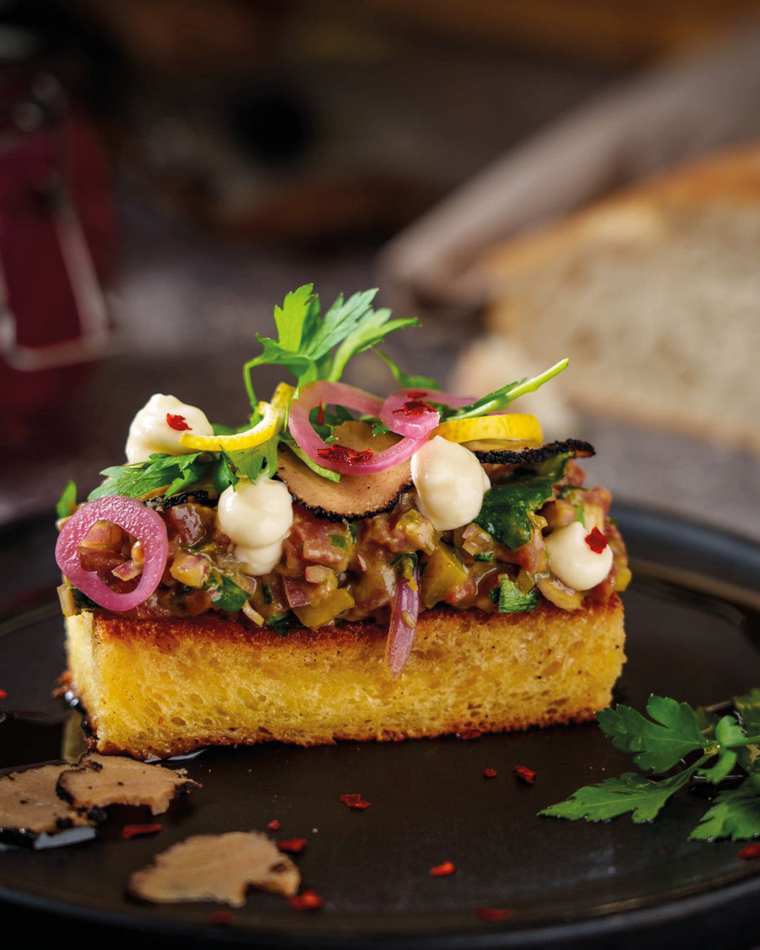 WAGYU TATAR AUF GERÖSTETEM BRIOCHEBROT