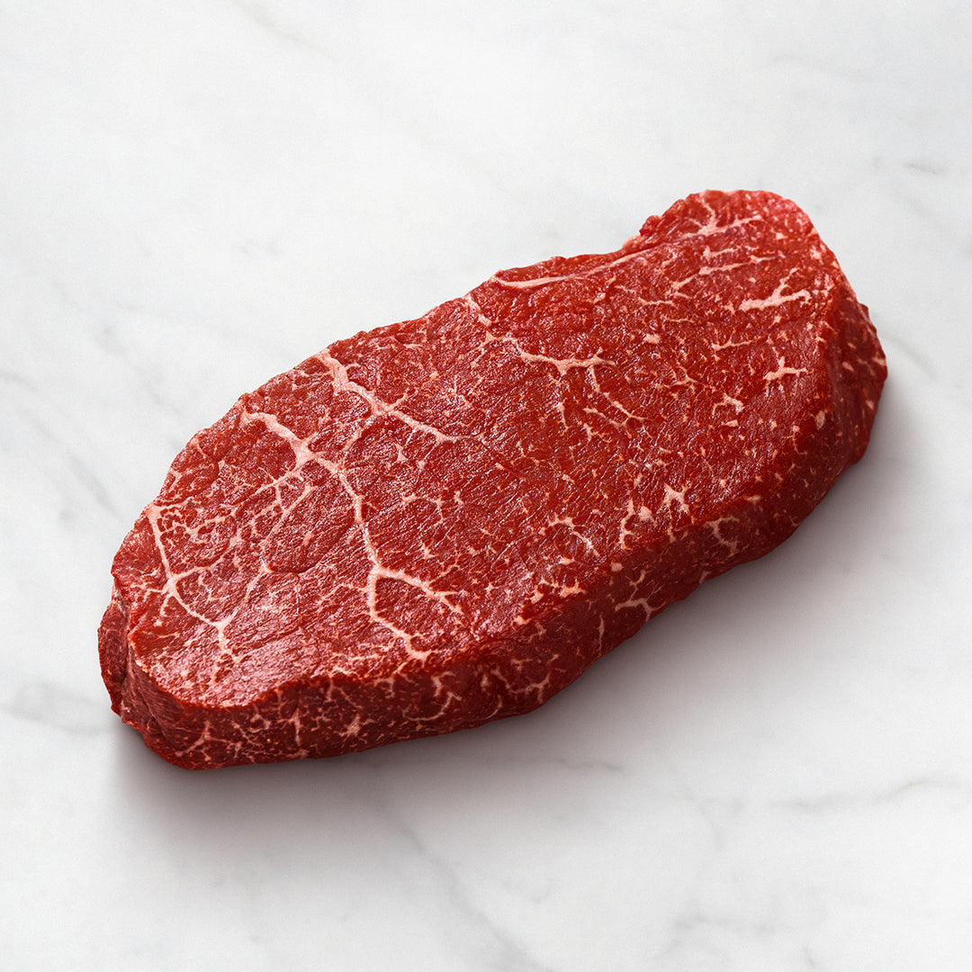 Hüft Steak auf weißem Hintergrund, Hüftsteak mit feiner Marmorierung, Kobe-Beef, Hüftsteak aus Wagyu-Rind bestellen