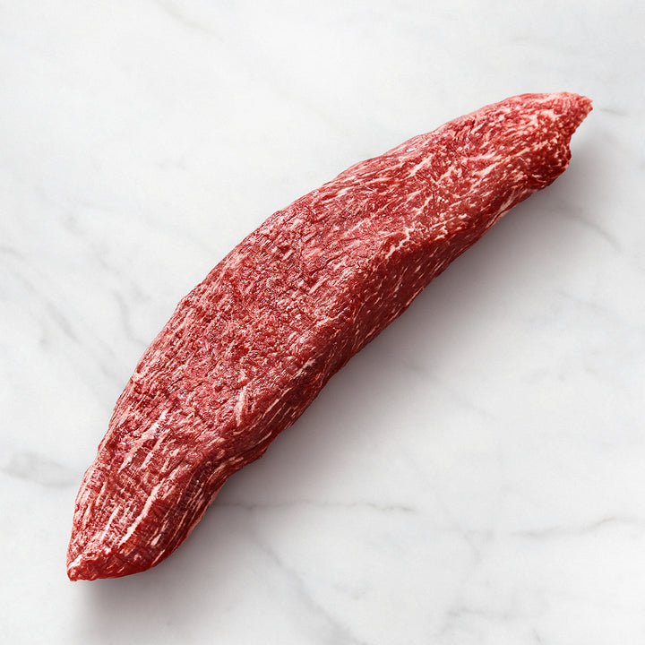 Teres-Major roh auf weißem Hintergrund, starke Marmorierung, Petite Tender vom Wagyu-Rind, Premium-Qualität, Metzgerstück