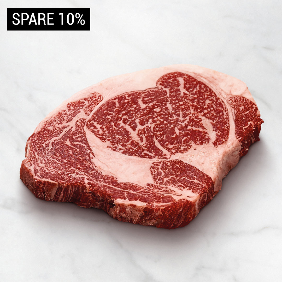 Rib-Eye-Steak im Rauch auf dem Grill, Wagyu Ribeye Steak richtig anbraten, Wagyu-Tasting-Paket mit unterschiedlichen Marmorierungsgraden, Wagyu probieren und sparen, von allem etwas